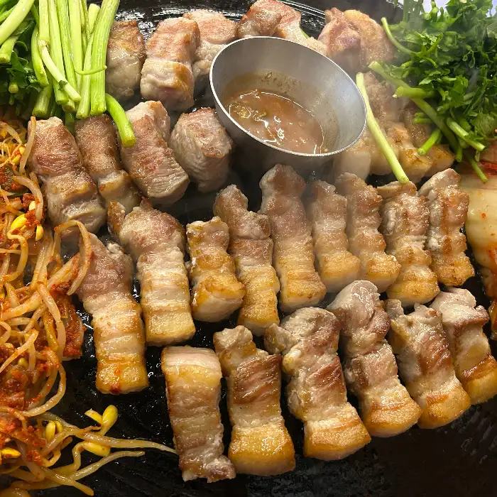 잘 익은 삼겹살 한 점