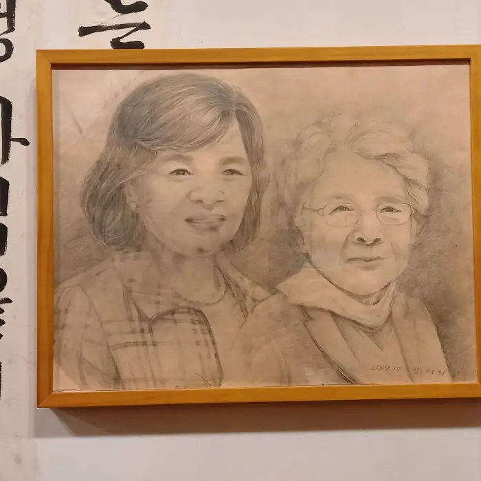 식당 내부 벽에 걸린 초상화