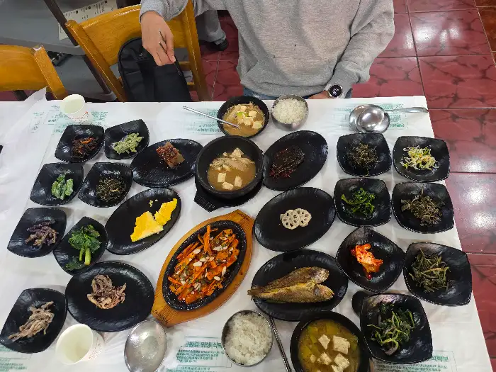 테이블 위에 차려진 푸짐한 한상차림