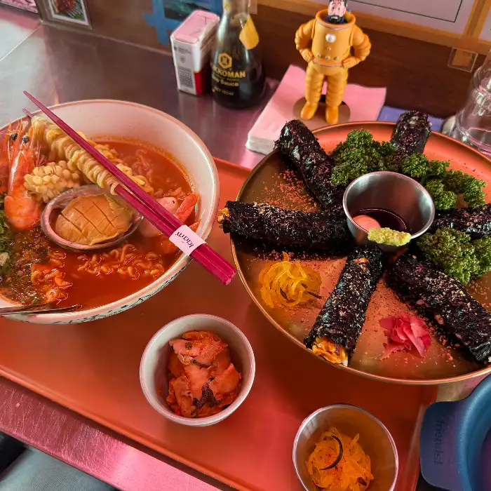 해물라면과 깻잎떡볶이