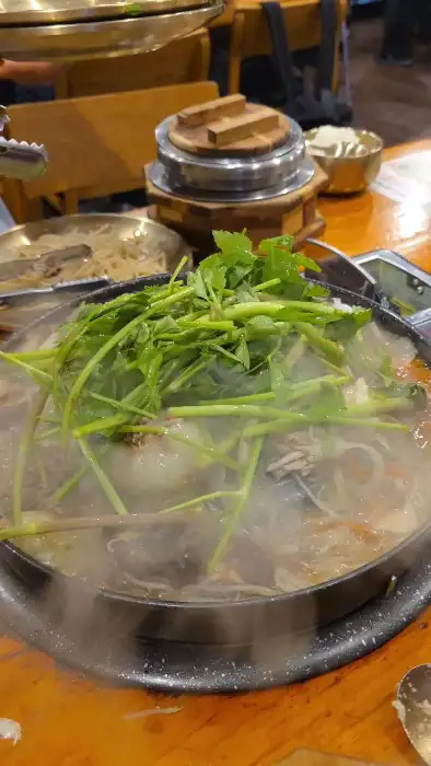 끓고 있는 전골 위로 김이 올라오는 모습