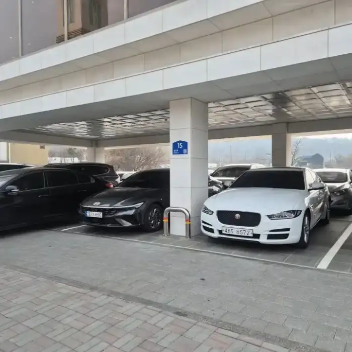 카페 외부 전경 및 주차장 모습