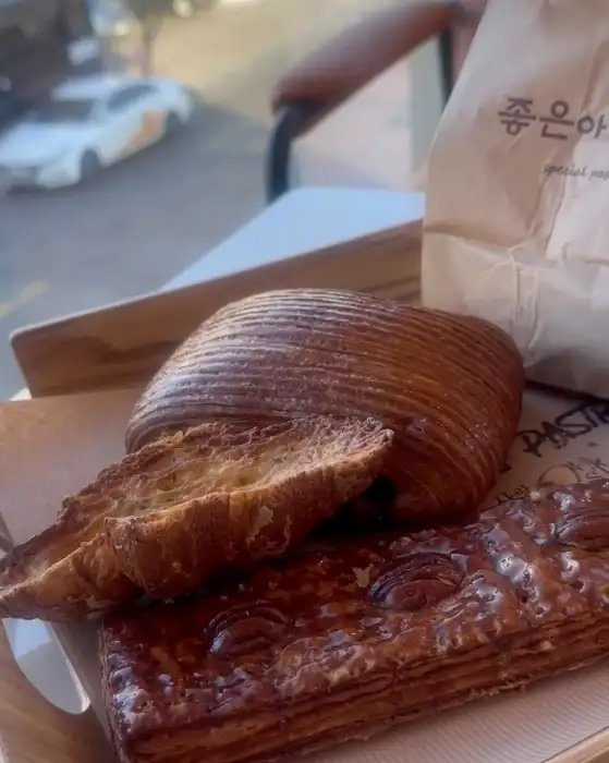 맛있게 생긴 페스츄리 빵