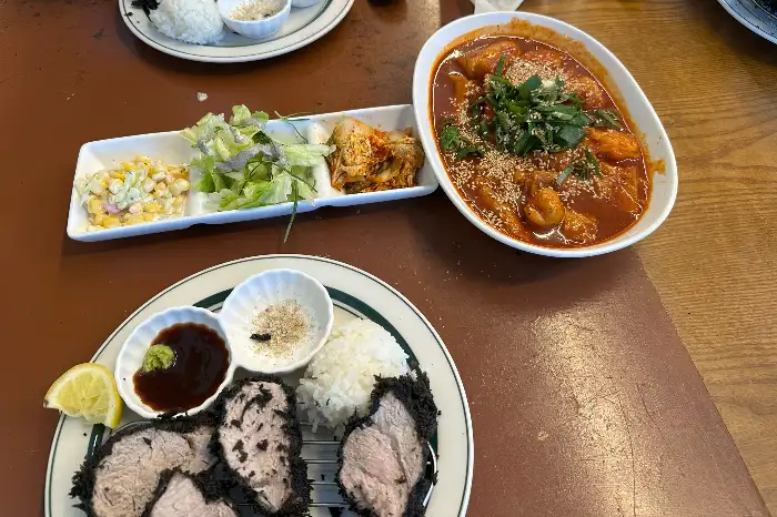 검은 튀김옷의 돈까스