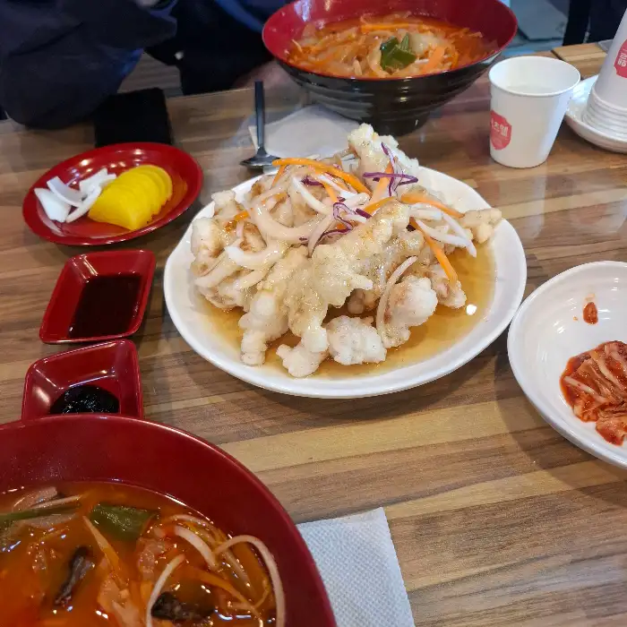 큼지막한 그릇에 담긴 짬뽕, 다양한 해산물과 채소가 푸짐하게 들어있다.