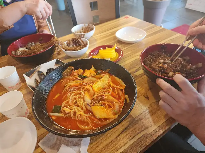 테이블 위에 놓인 탕수육과 양념이 보인다.