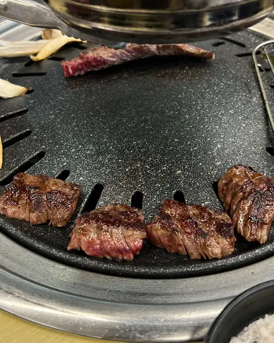 그릴 위에서 맛있게 구워지고 있는 한우 조각들