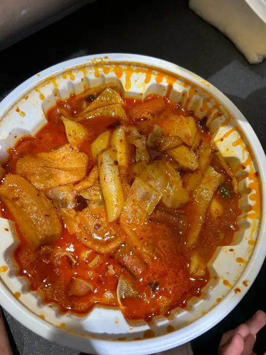 매콤한 양념이 가득한 떡볶이 모습