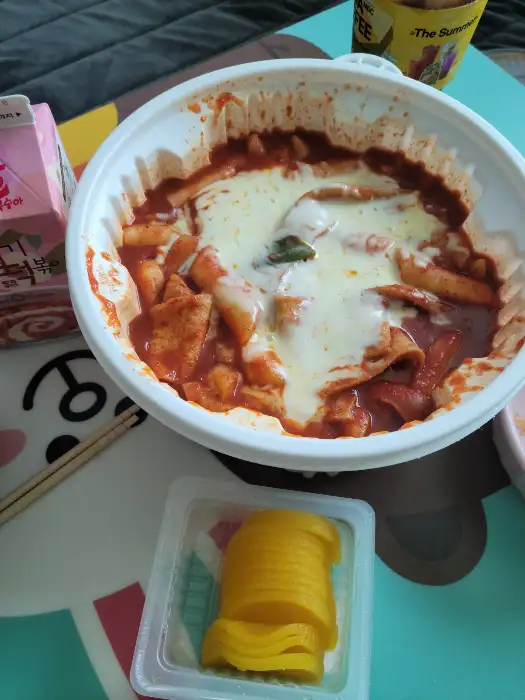 치즈가 듬뿍 올라간 떡볶이 모습