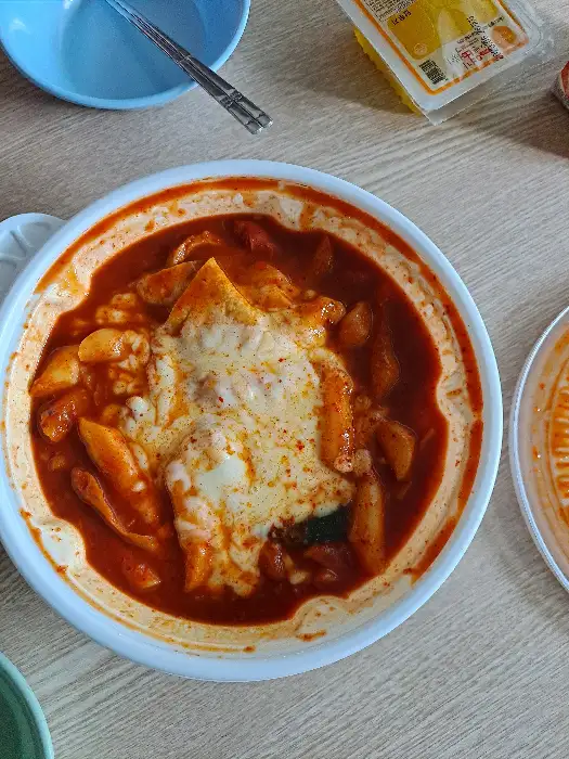 치즈가 녹아내리는 떡볶이 클로즈업 샷
