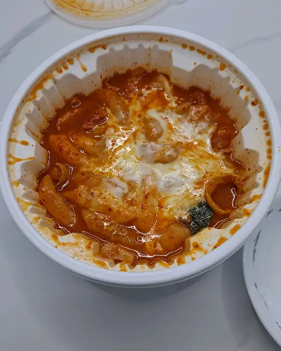 치즈가 녹아있는 떡볶이 전체 모습