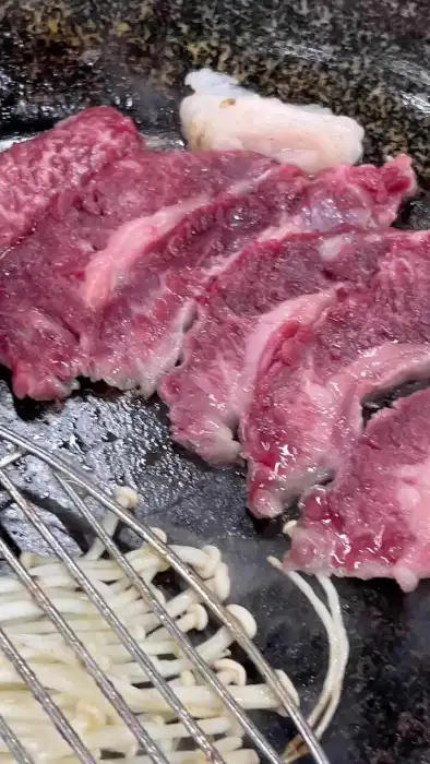 돌판에 구워지고 있는 소고기 사진