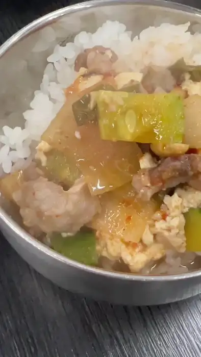 밥 위에 된장찌개를 얹은 사진