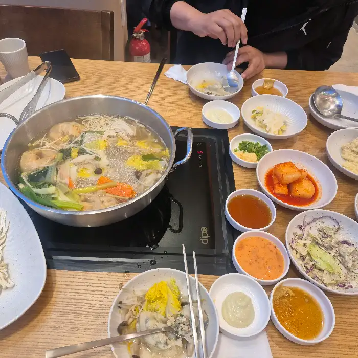 팔팔 끓고 있는 만두전골