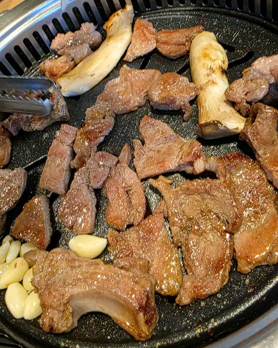 숯불 위에서 맛있게 익어가는 돼지갈비