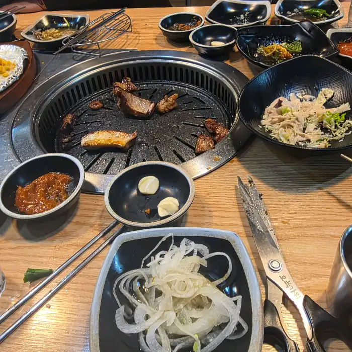 맛있게 구워진 돼지갈비와 곁들임 메뉴