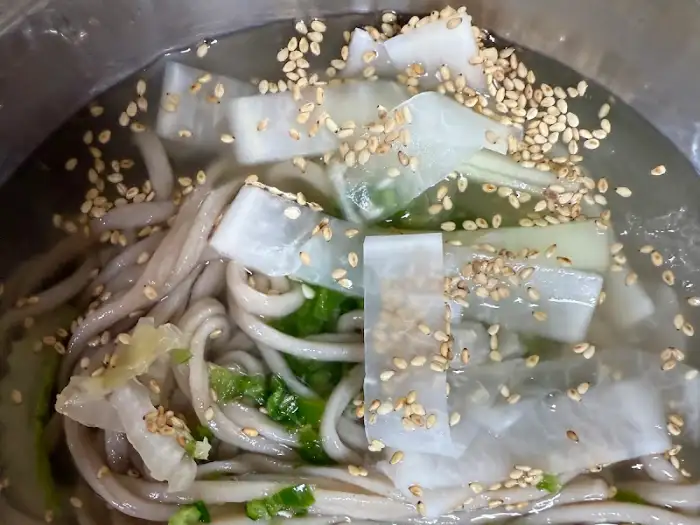 냉칼국수 위에서 확대된 재료들