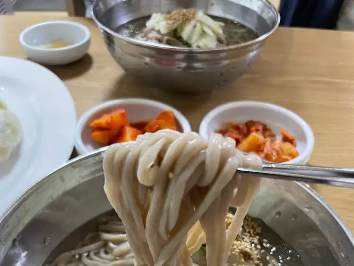 메밀면을 집어 올린 모습