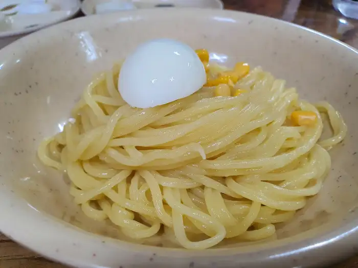 짜장면에 얹힌 계란 후라이