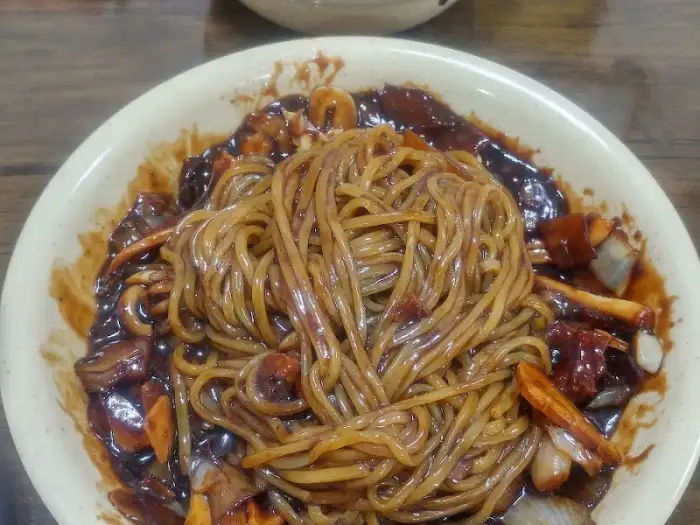 마늘 짜장면의 클로즈업
