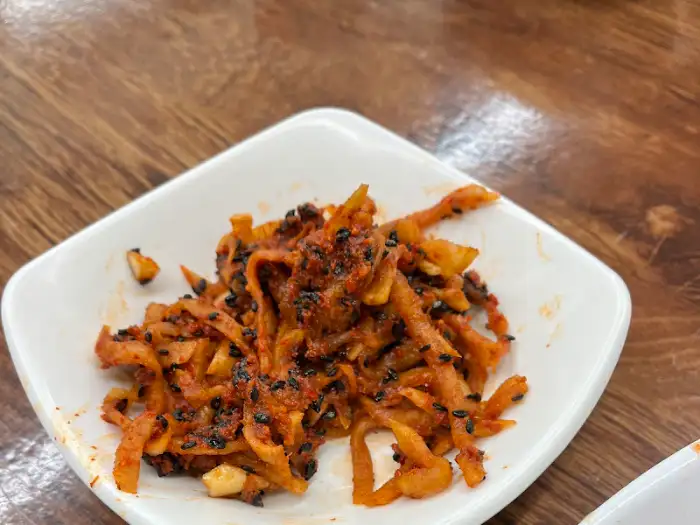 매콤하게 양념된 채김치