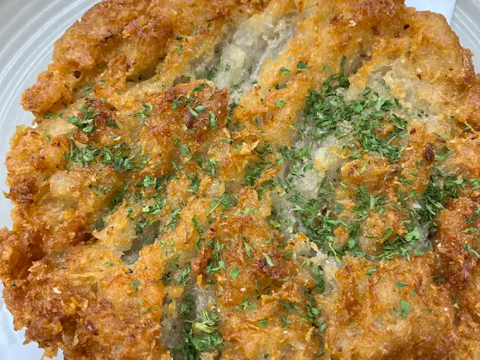 두툼하게 부쳐진 감자전 클로즈업
