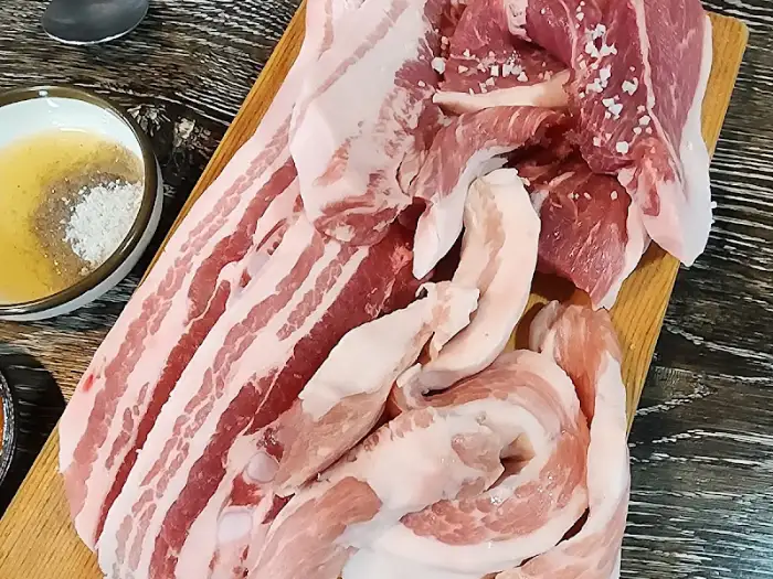 신선한 생삼겹살이 두툼하게 썰려 있습니다.