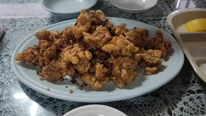 갓 튀겨져 나온 덴뿌라가 먹음직스럽게 담긴 접시