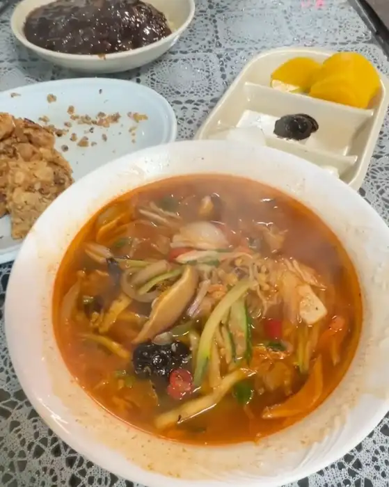 김이 모락모락 나는 짬뽕의 모습