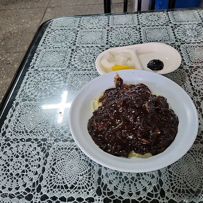 짜장 소스가 듬뿍 올라간 짜장면