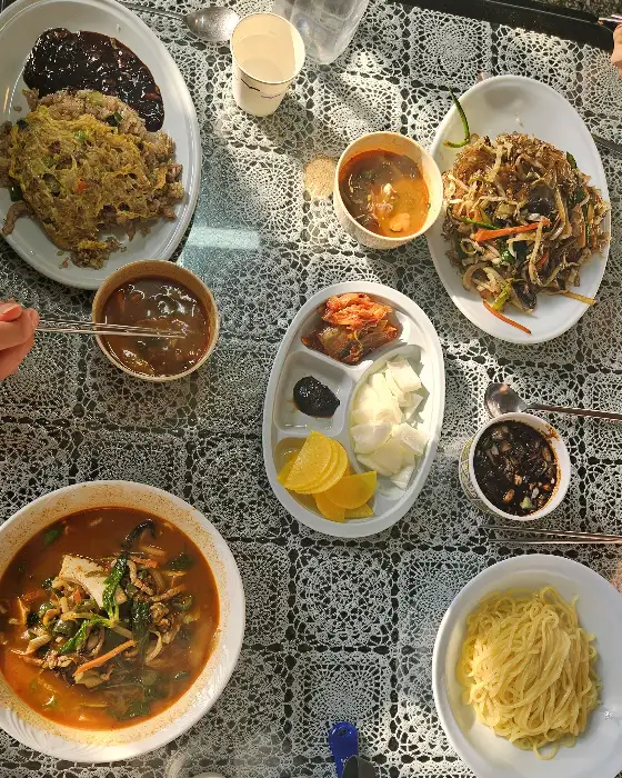 다양한 중식 메뉴가 차려진 테이블 모습