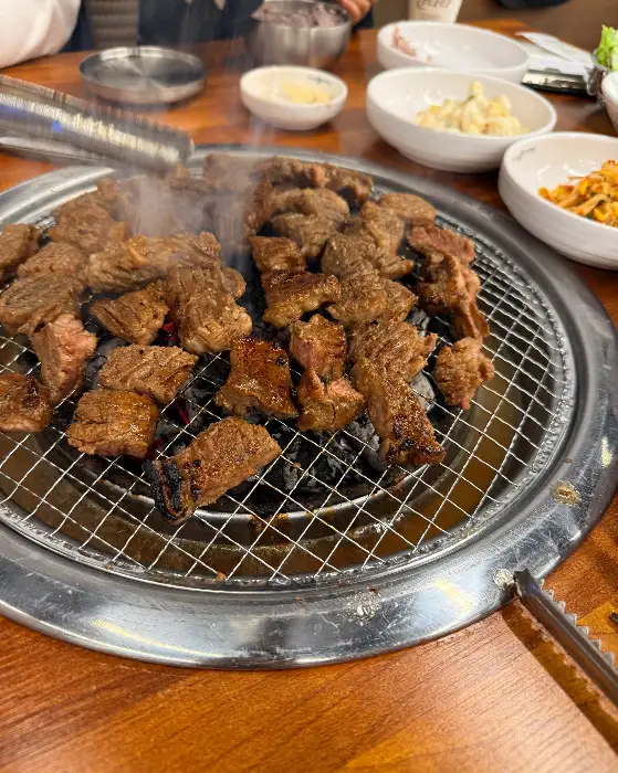 푸짐하게 차려진 양념 갈비와 밑반찬들
