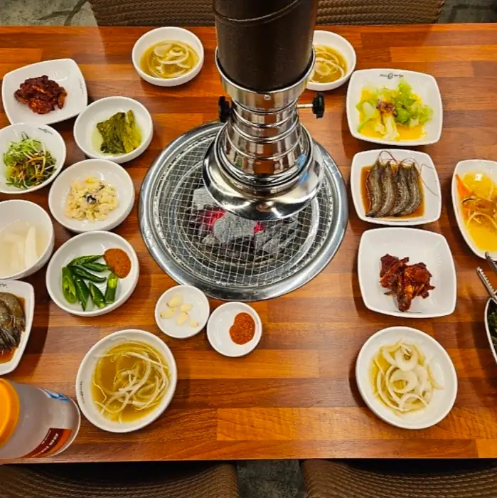 다양한 밑반찬이 정갈하게 차려진 식탁 모습