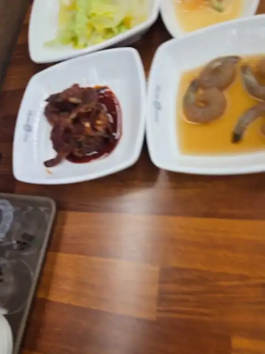 양념 게장, 새우장 등 다양한 밑반찬을 보여주는 사진