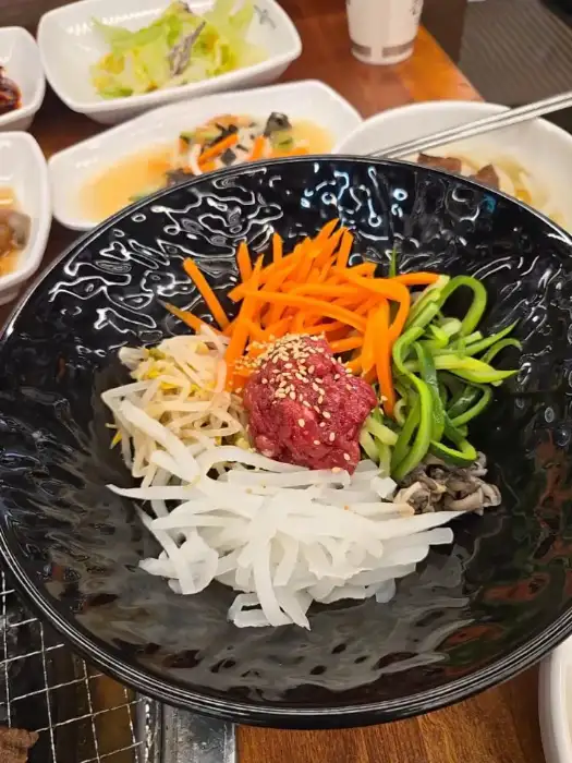 신선한 채소와 고기 육회가 어우러진 비빔밥