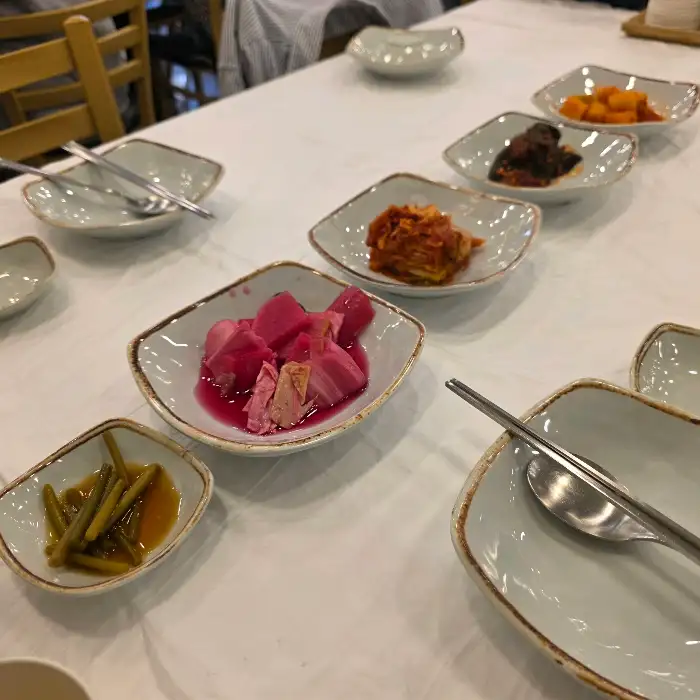 정갈하게 차려진 밑반찬들