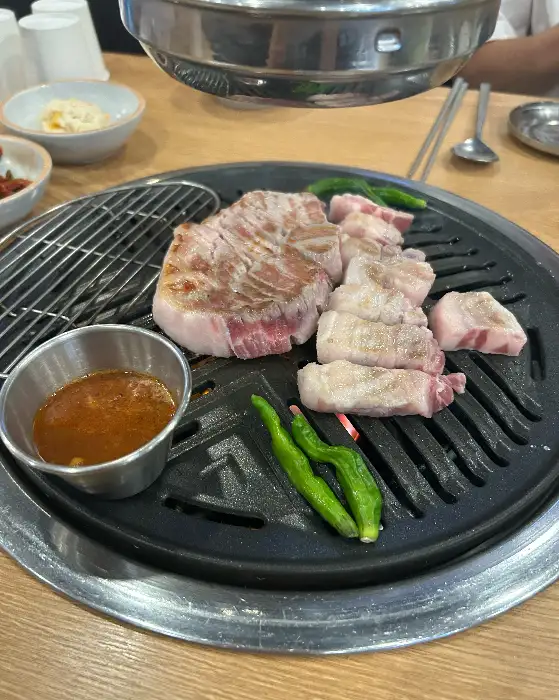 잘 구워진 고기 한 점