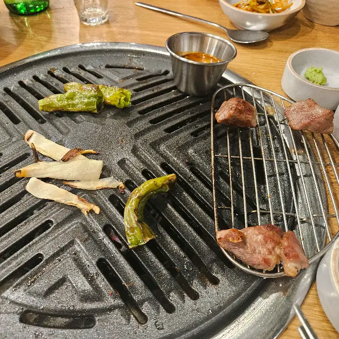 구워진 고기와 볶음밥