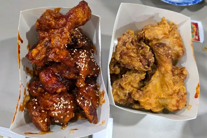 후라이드 치킨과 양념치킨 반반