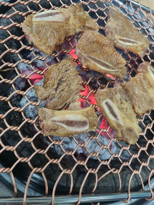 숯불 위에서 맛있게 익어가는 돼지갈비