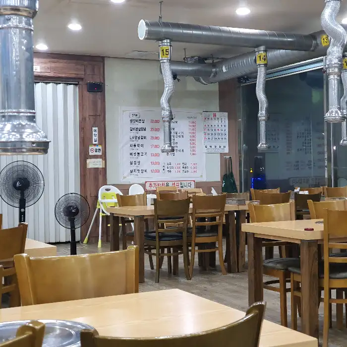 넓고 쾌적한 식당 내부 모습