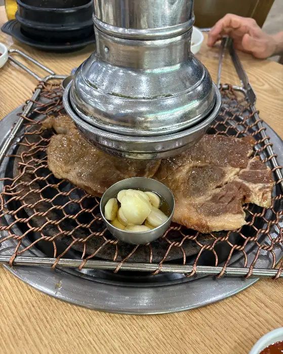 돼지갈비와 함께 나온 마늘