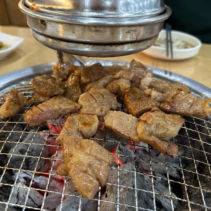 푸짐하게 올라간 돼지갈비