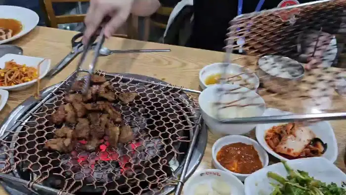 돼지갈비를 집는 모습