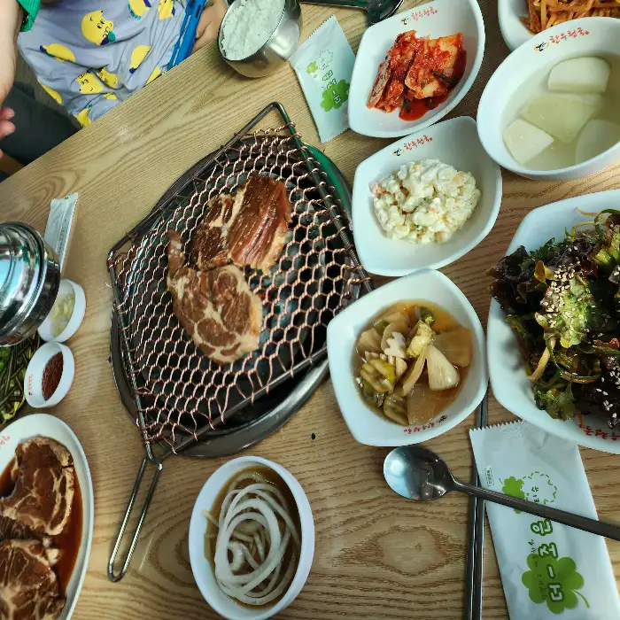테이블에 차려진 다양한 밑반찬과 고기