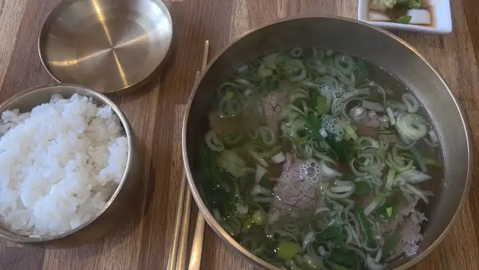 따뜻한 곰탕 한 그릇과 밥