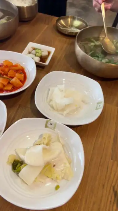 곰탕과 함께 나온 다양한 밑반찬