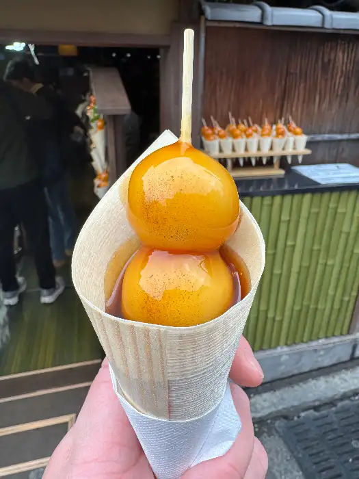 한 손에 들려있는 달콤한 꼬치 디저트