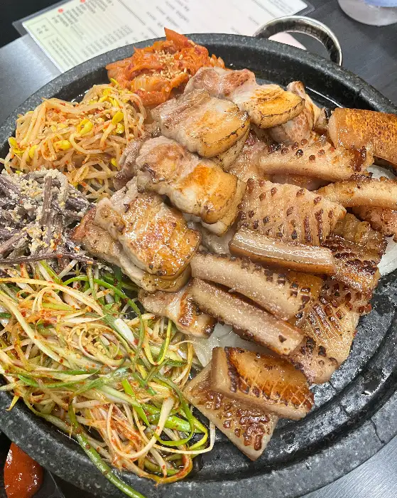 먹음직스럽게 구워진 삼겹살과 목살, 껍데기