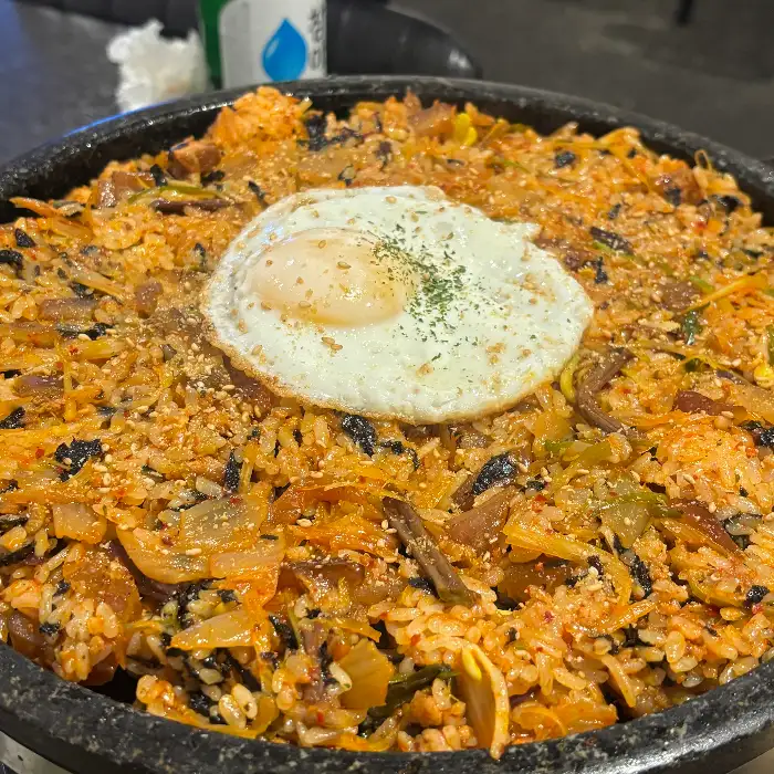 치즈 볶음밥 위에 반숙 계란 프라이가 올라간 모습